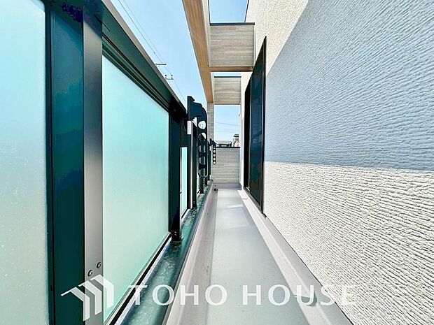 通風・採光に優れ、心地よい光と風があふれています。優しい陽射しが差し込むバルコニーとなっております。