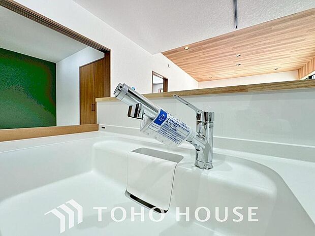 浄水器ボタンひとつで浄水と原水に切り替えられる浄水器一体型水栓を使用。