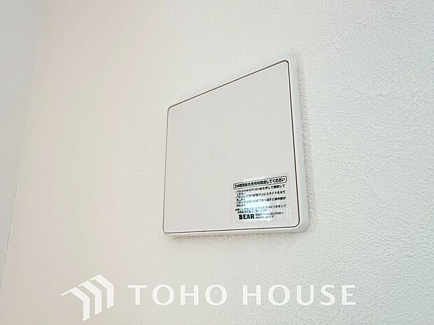 「24時間換気システム」24時間換気を行う呼吸をする家。小屋裏と壁体内の強制的な換気も同時に行っており、建物の構造体の中の湿気も戸外に排気して建物の耐久性を高める役割も担っています。