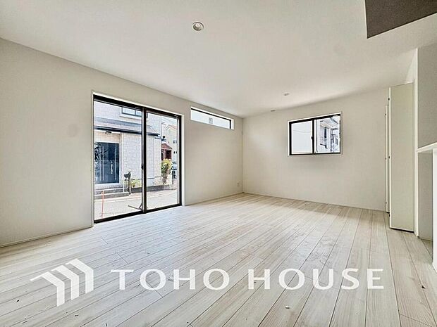 通風と採光を考慮したリビングは地域の鼓動を感じながらお寛ぎ頂くことが可能です。