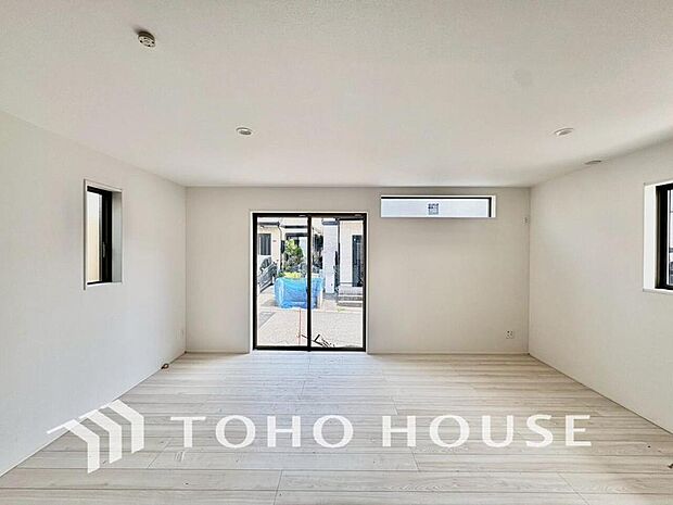 光と風があふれる開放的なリビングダイニングには自然と家族みんなが集まってきます。