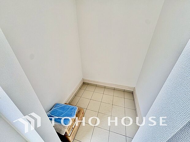 ベビーカーやレジャー道具、スポーツ用具等を収納することができるシューズクロークがございます。