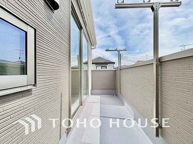 頬をなでる優しい風を感じることが出来るバルコニー。つい深呼吸をしたくなる気持ちの良い眺望です。