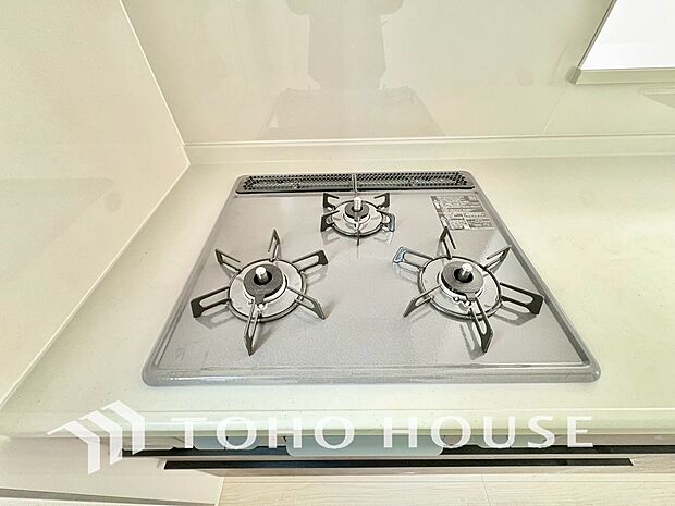 3口コンロは一度に複数のお料理を作ることができるメリットがあります。毎日のキッチンタイムを効率よく。