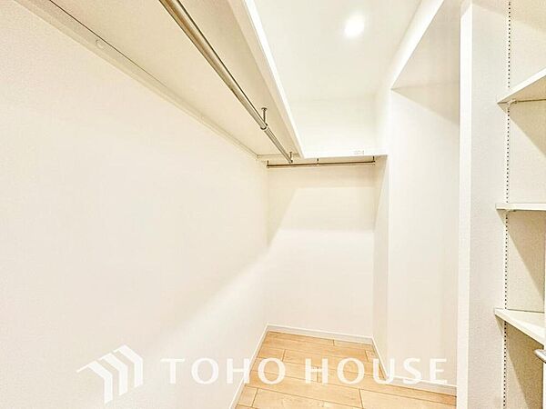 建物内部の収納には拘りました。共有部分に設けた収納。お荷物が多い方にも安心です。