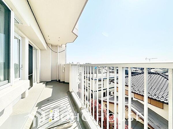 陽光に愛され、環境に恵まれ、家族に包まれた邸宅は、どんなに月日が経っても色褪せる事なく輝き続けます。