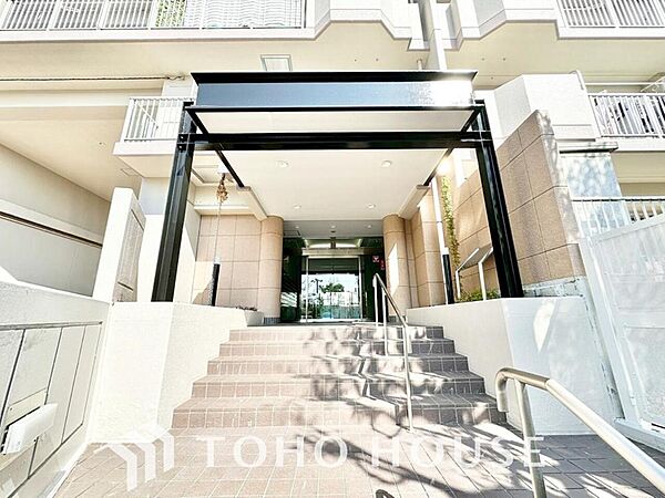 色合いも落ち着いた色を中心に構成され、重厚感のある雰囲気で居住者　来客者を迎えてくれます。