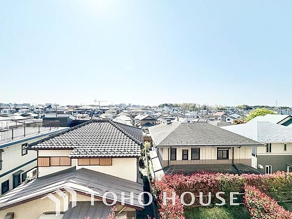 その豊かな眺望にふさわしい空間には、通風　採光にも優れ、心地よい光と風があふれています。