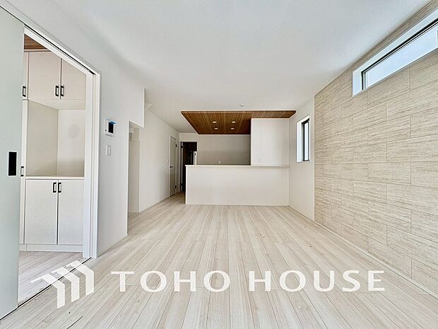 通風と採光を考慮したリビングは地域の鼓動を感じながらお寛ぎ頂くことが可能です。