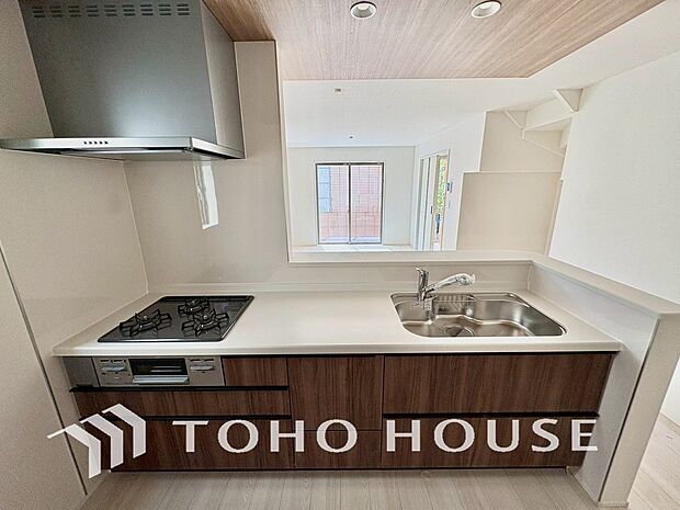 大型の冷蔵庫も配置できる広々としたキッチンスペースでお料理や家事をスムーズに進めることができます。