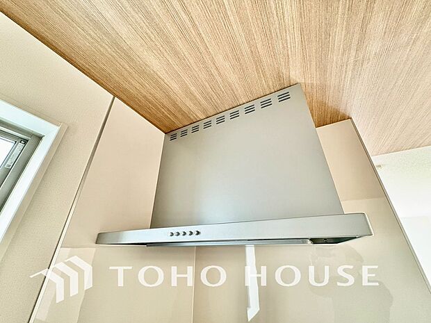 最新のレンジフードは静音性や省エネ性能が向上しデザインもスタイリッシュ。効率的な換気で料理を快適に。