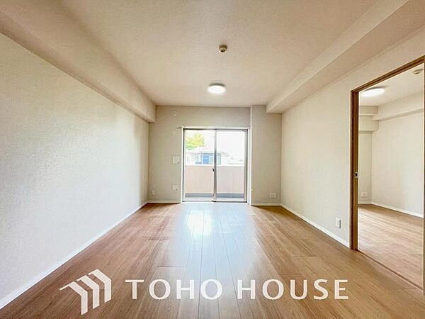 光が注がれる青い空から鮮やかに赤色にゆっくりと染まる。そんな優しい時間がここでは流れてゆく。