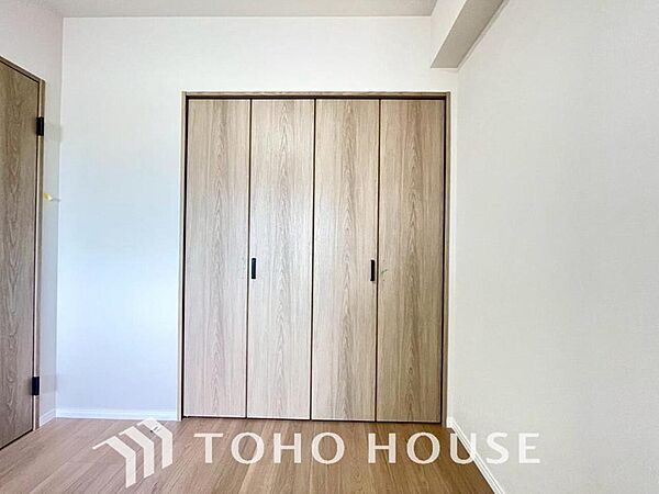 建物内部の収納には拘りました。共有部分に設けた収納。お荷物が多い方にも安心です。