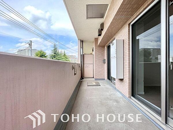 頬をなでる優しい風を感じることが出来るバルコニー。つい深呼吸をしたくなる気持ちの良い眺望です。
