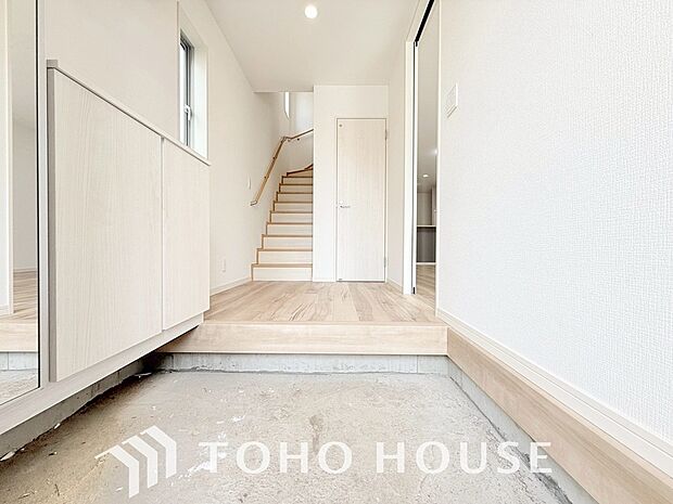 玄関そばの廊下収納。日用品のストックや防災グッズを置いたりと、何かと便利に使えます。