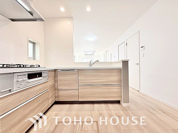 キッチンの収納は、デッドスペースになりやすい箇所を有効活用できる、スライド式収納を採用しました。