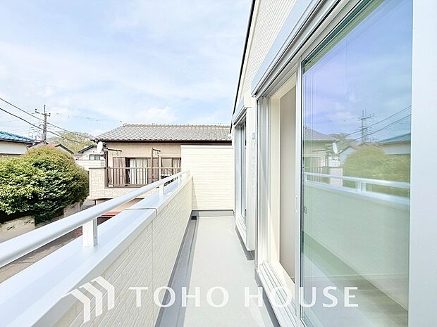 頬をなでる優しい風を感じることが出来るバルコニー。つい深呼吸をしたくなる気持ちの良い眺望です。