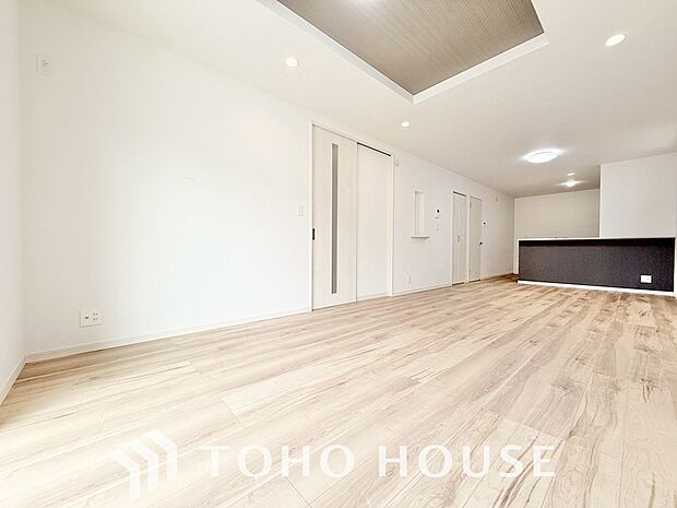 光が注がれる青い空から鮮やかに赤色にゆっくりと染まる。そんな優しい時間がここでは流れてゆく。