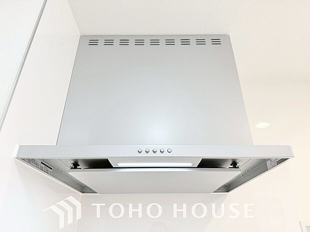 昨今主流のスリムタイプのレンジフード。スタイリッシュな見た目からインテリアとしても人気がある型です。