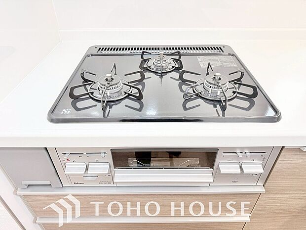 見た目に美しくインテリア性にも優れお掃除も簡単。3口コンロで忙しくても同時に調理で便利ですね。