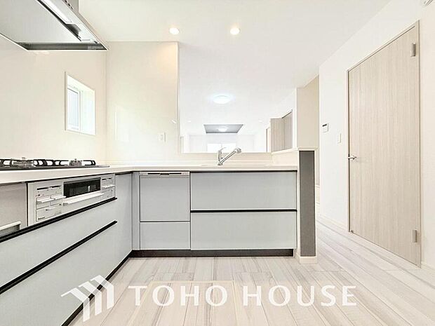 キッチンの収納は、デッドスペースになりやすい箇所を有効活用できる、スライド式収納を採用しました。