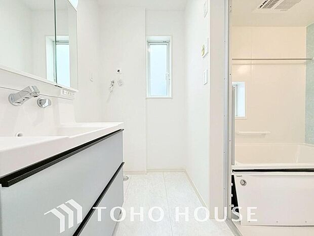 手で洗いたい大切な服など、広く使えると助かる洗面台は汚れの付きにくい形状と素材で造られております。