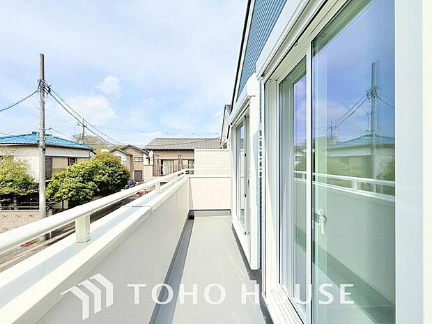 頬をなでる優しい風を感じることが出来るバルコニー。つい深呼吸をしたくなる気持ちの良い眺望です。