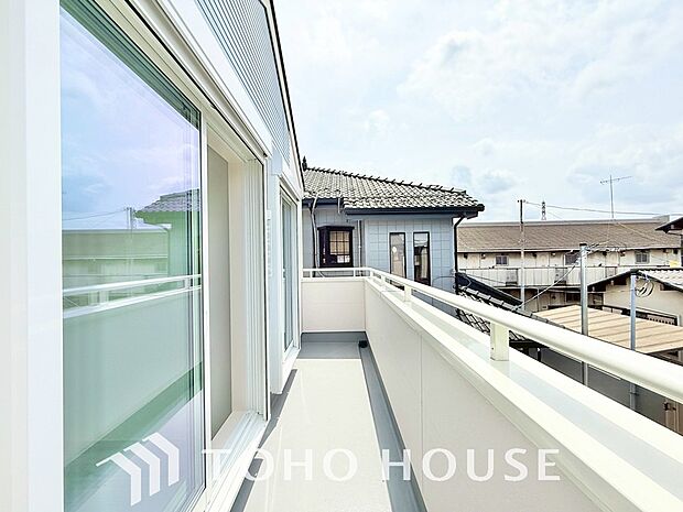 その豊かな眺望にふさわしい空間には、通風・採光にも優れ、心地よい光と風があふれています。