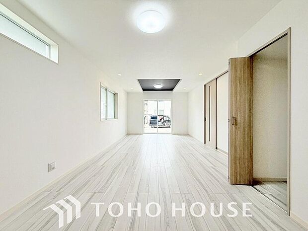 光が注がれる青い空から鮮やかに赤色にゆっくりと染まる。そんな優しい時間がここでは流れてゆく。