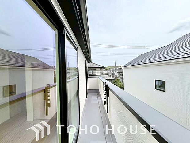 暖かい陽ざしが差込むバルコニーは、晴れた日には、洗濯物が良く乾きます。また、風通しも良好です。