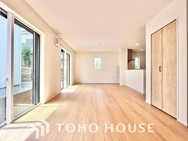 リビングも広く設け、訪れる人々を暖かく迎えてくれます。