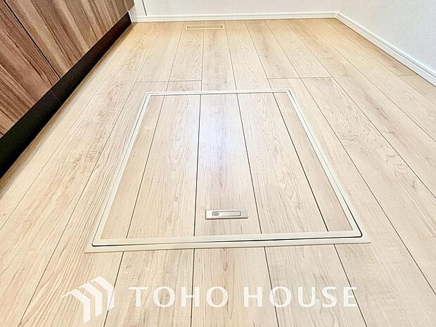 食品ストックや非常食・保存食の保管庫として活用できます。住まいの床下点検口としての役割もあります。