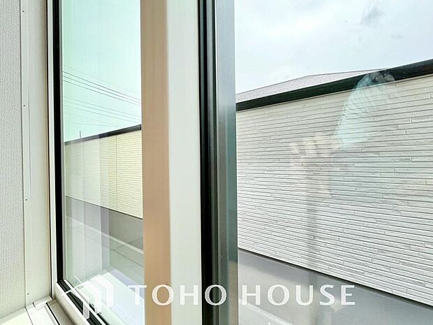 二層のガラスの間に空気層や特殊ガス層を作ることで断熱性能や結露防止効果を高めたサッシを装備してます。