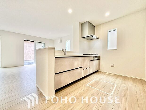 ご家族みんなで調理ができる位のスペースを実現したキッチン空間となっております。