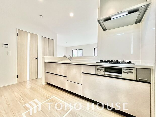 夫婦そろってキッチンに立っても調理がしやすく余裕の広さ。家事をしながら会話も弾みます。