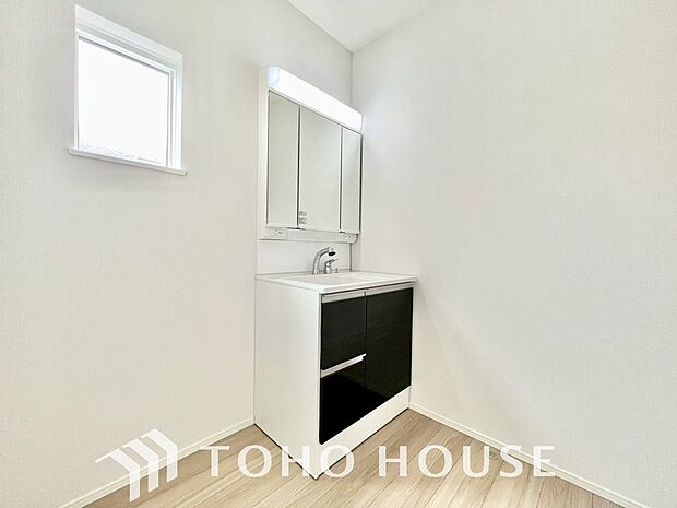 お家の中でも特にプライベートスペースとなる洗面所は、洗濯場所と浴室を同じ空間でまとめております。