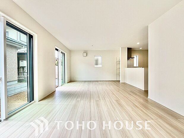 リビングも広く設け、訪れる人々を暖かく迎えてくれます。