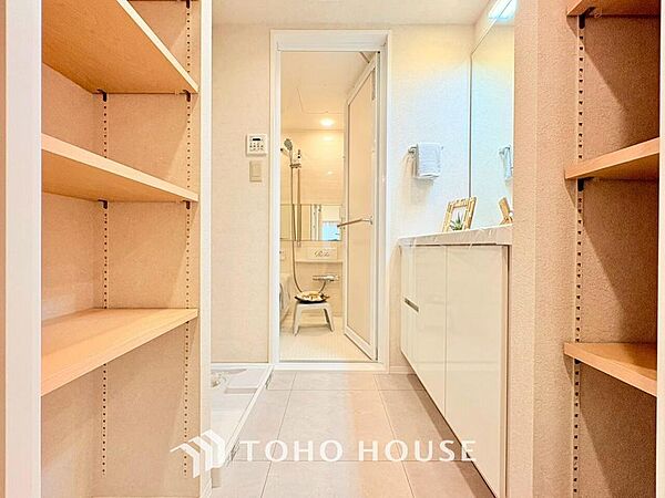 手で洗いたい大切な服など、広く使えると助かる洗面台は汚れの付きにくい形状と素材で造られております。