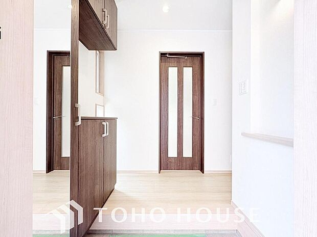 ゲストを招き、家族を迎える玄関は、ディスプレイや照明にこだわってみてはいかがでしょうか。