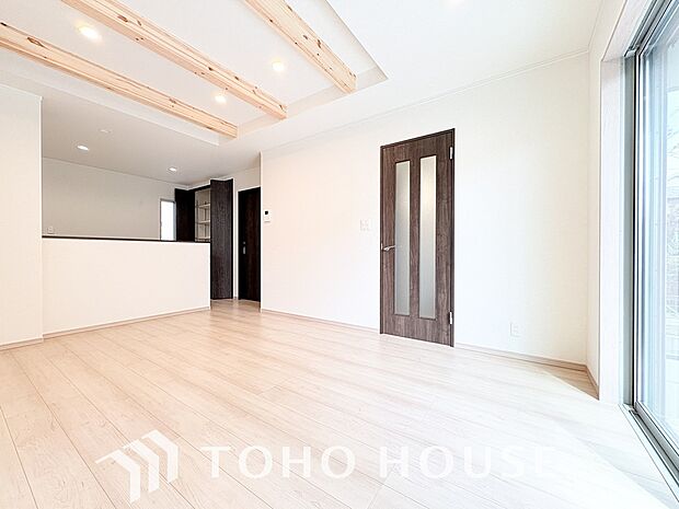 一日の中で多くの時間を過すことになるリビング。爽やかな通風と採光を存分に感じる事が出来る空間です。