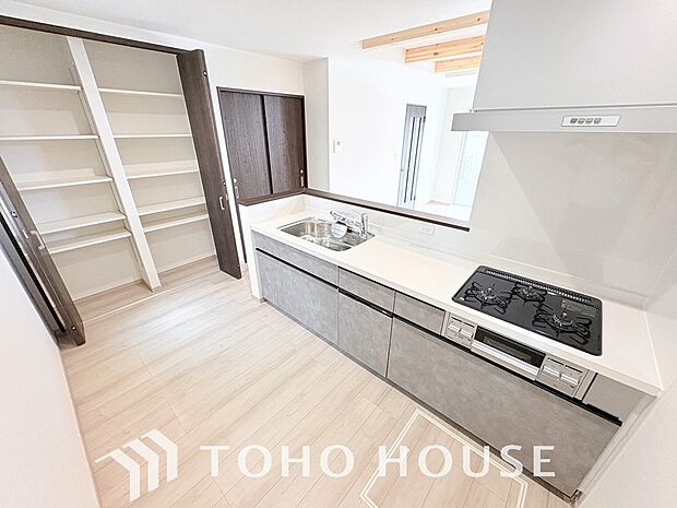 美しく使いやすいキッチン空間。優しい温もりを醸し出すキッチンは料理の為の配慮を随所に注ぎました。