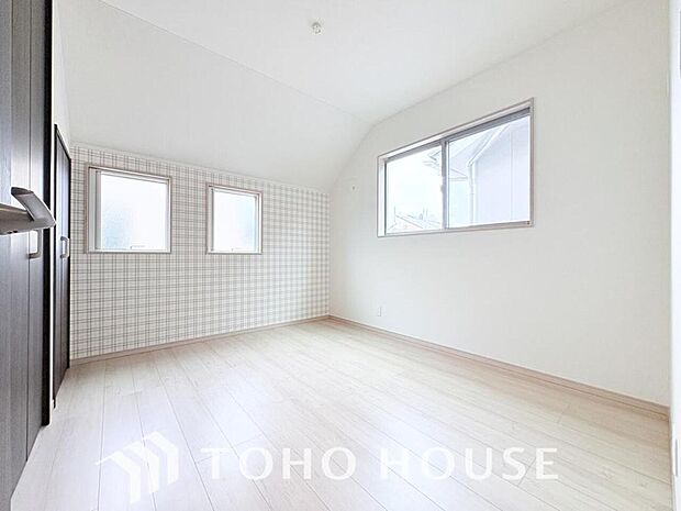 2面採光の居室。明るさの確保と、風の通り道ができることで換気のしやすいお家になっています。