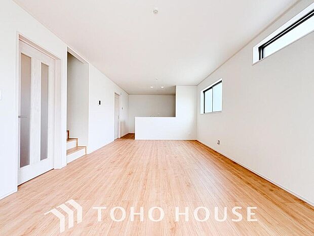 爽やかな通風と採光を存分に感じる事が出来る空間。毎日の暮らしに癒しをもたらす居心地の良いリビング。