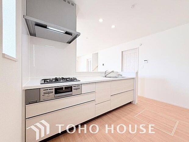 充実した収納スペースを搭載したシステムキッチンは、日々の家事がはかどります。