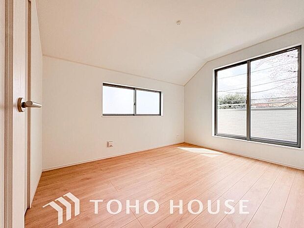 落ち着いたカラーの室内。インテリアやファブリックでお好みのテイストデザインを取り入れて頂けます。