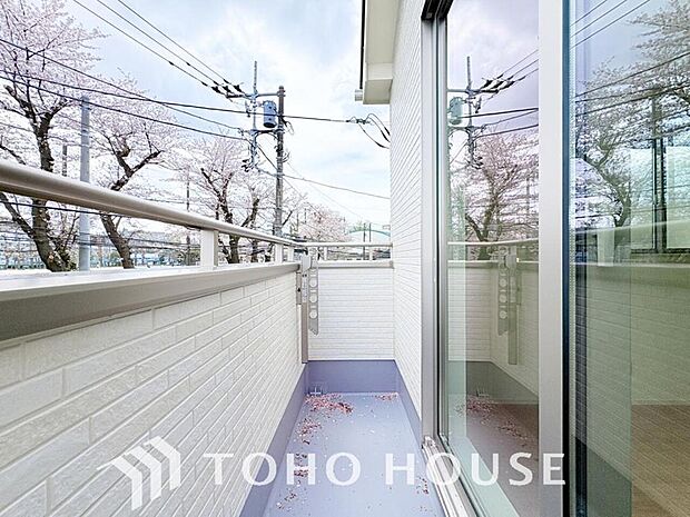 暖かい陽ざしが差込むバルコニー。晴れた日には、洗濯物が良く乾きます。風通しも良好です。