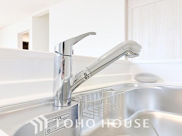 浄水器ボタンひとつで浄水と原水に切り替えられる浄水器一体型水栓を使用。