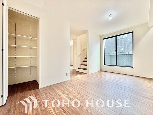 光が注がれる青い空から鮮やかに赤色にゆっくりと染まる。そんな優しい時間がここでは流れてゆく。