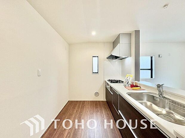 夫婦そろってキッチンに立っても調理がしやすく余裕の広さ。家事をしながら会話も弾みます。