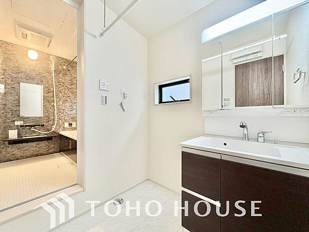 手で洗いたい大切な服など、広く使えると助かる洗面台は汚れの付きにくい形状と素材で造られております。